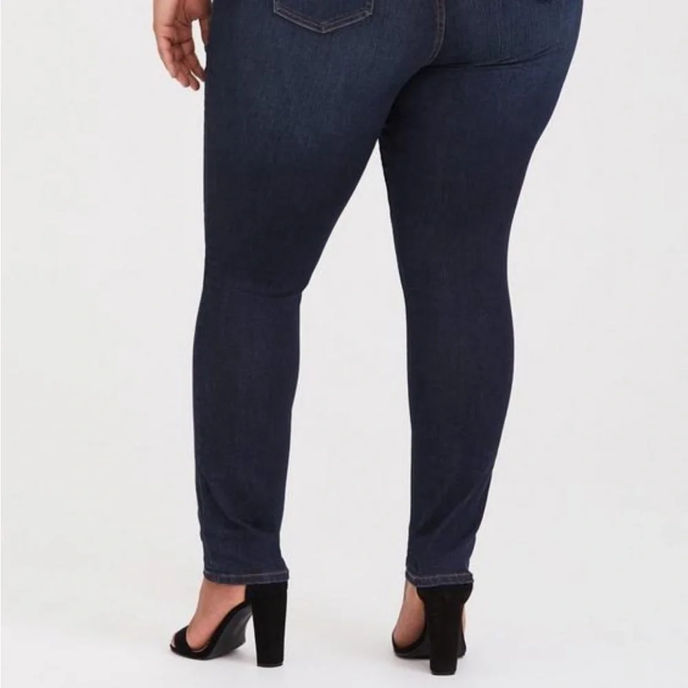 Curvy Skinny Jean - Vintage
Stretch Dark Wash NWT - Picture 2 of 3